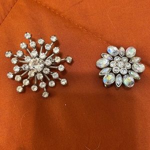 Set of 2 costume brooches